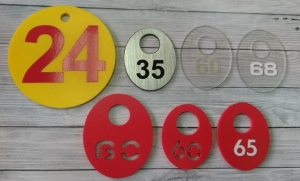 гардеробные номерки из пластика